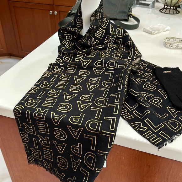 Karl Lagerfeld Accessories - NWOT Karl Lagerfeld Paris Scarf with Gloves
